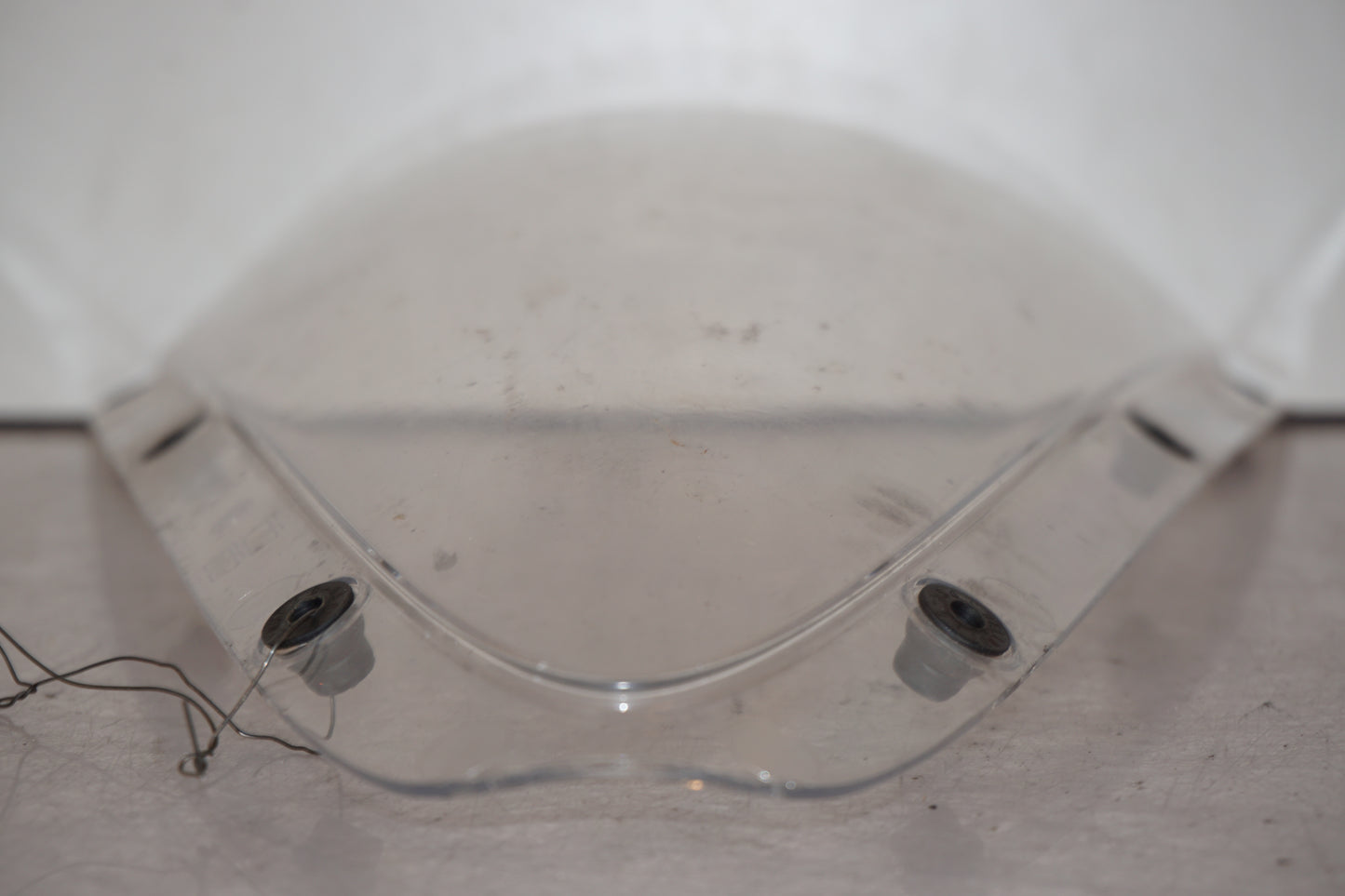 Baksidan på Vindruta från en Yamaha YZF-R 125 -2009 motorcykel.