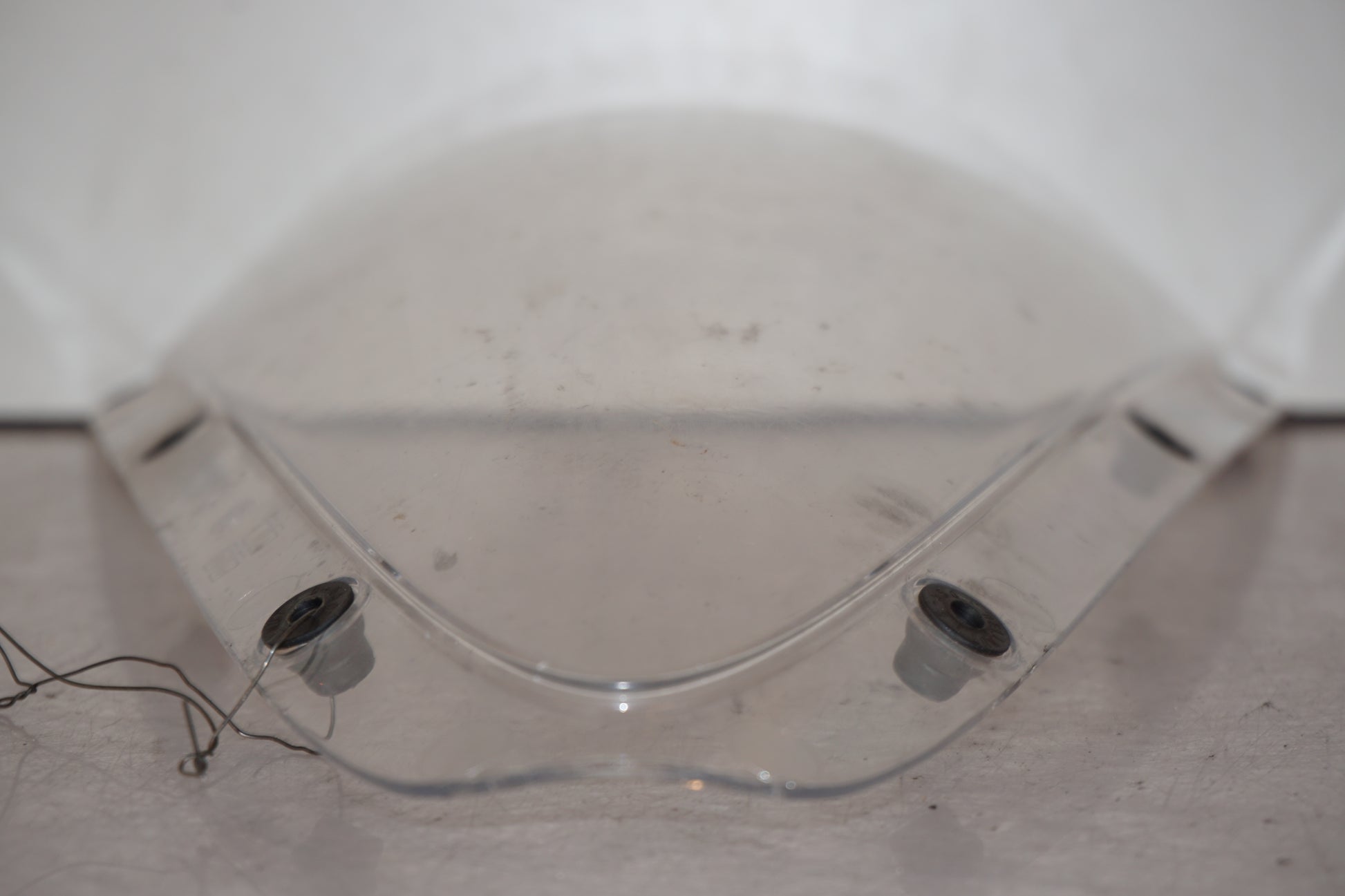 Baksidan på Vindruta från en Yamaha YZF-R 125 -2009 motorcykel.