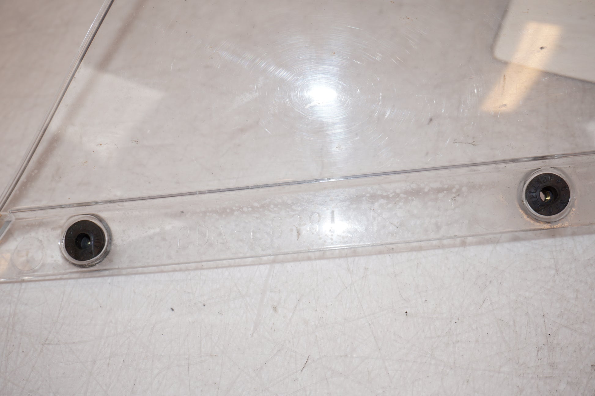 Vänster sida på Vindruta från en Yamaha YZF-R 125 -2009 motorcykel.