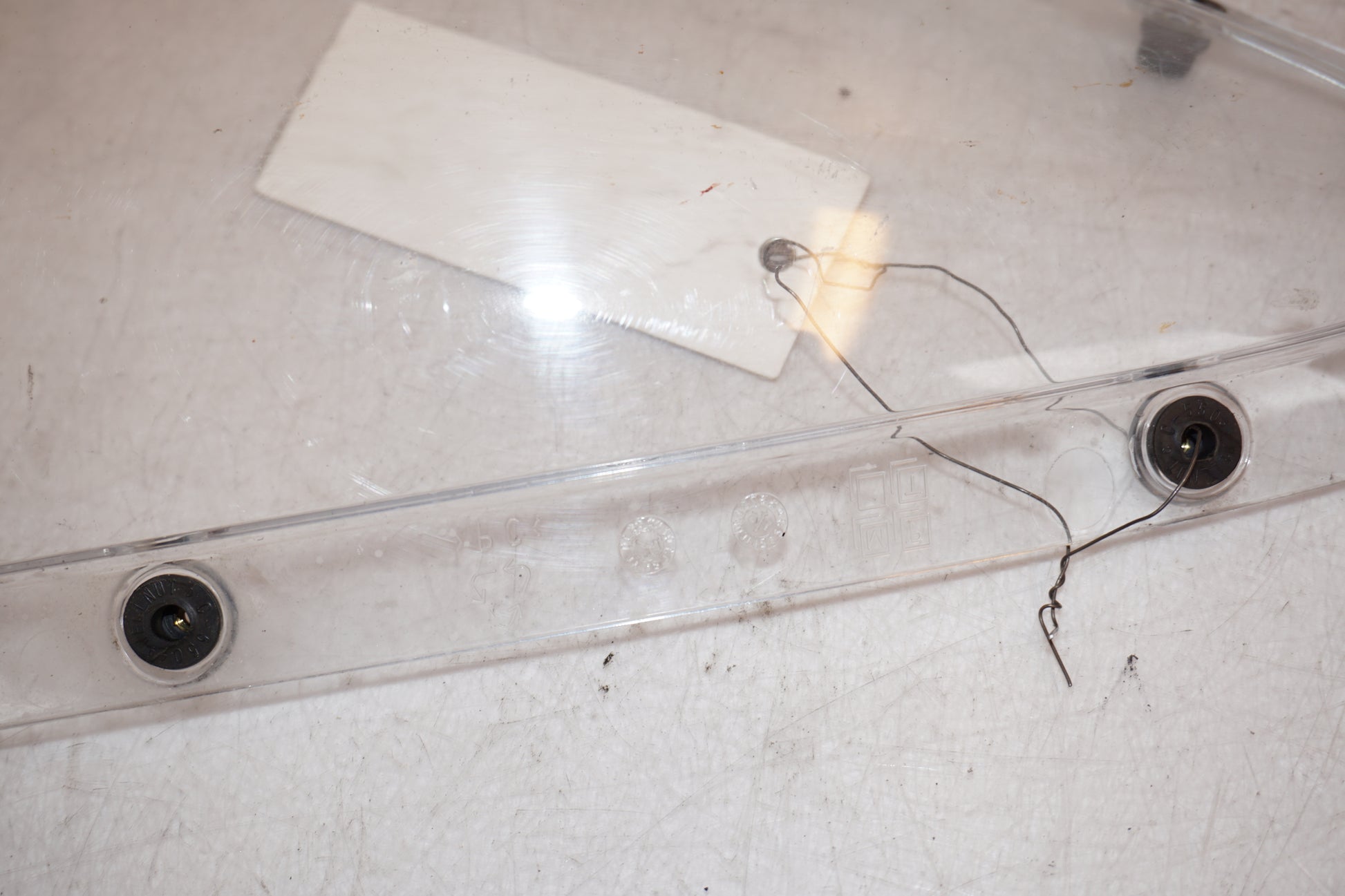 Snett uppifrån på Vindruta från en Yamaha YZF-R 125 -2009 motorcykel.