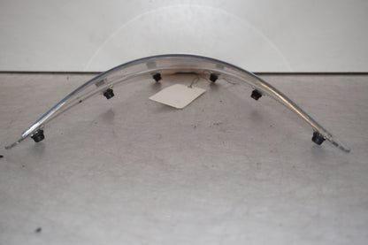 Snett nerifrån på Vindruta från en Yamaha YZF-R 125 -2009 motorcykel.