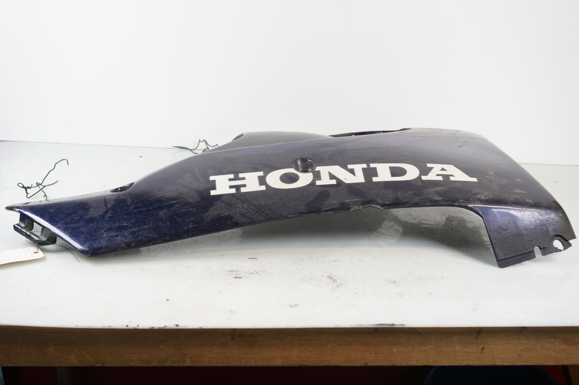 Baksidan på Magkåpa från en Honda CBR 900 RR -1999 motorcykel.