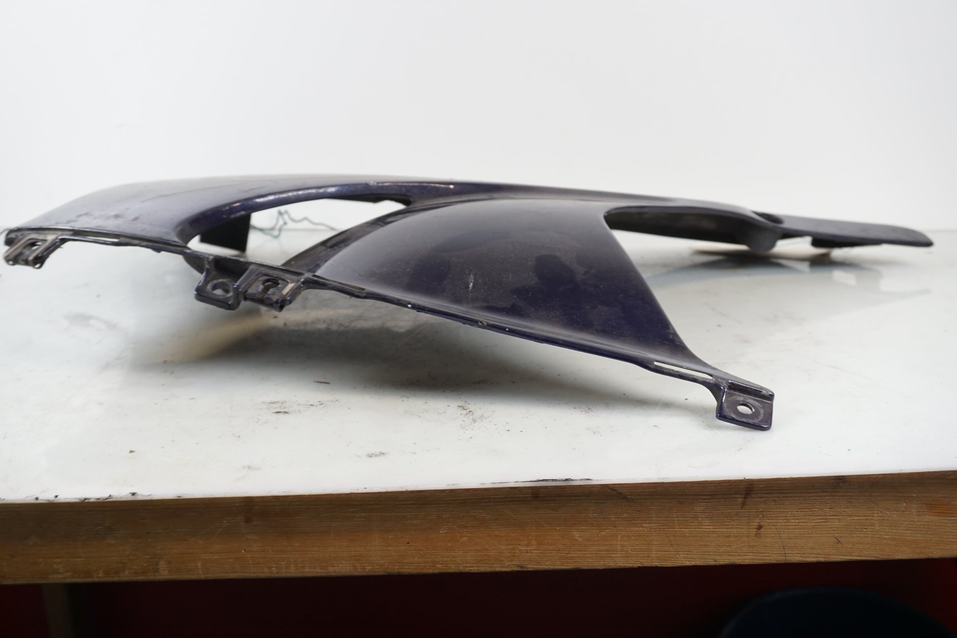 Vänster sida på Magkåpa från en Honda CBR 900 RR -1999 motorcykel.