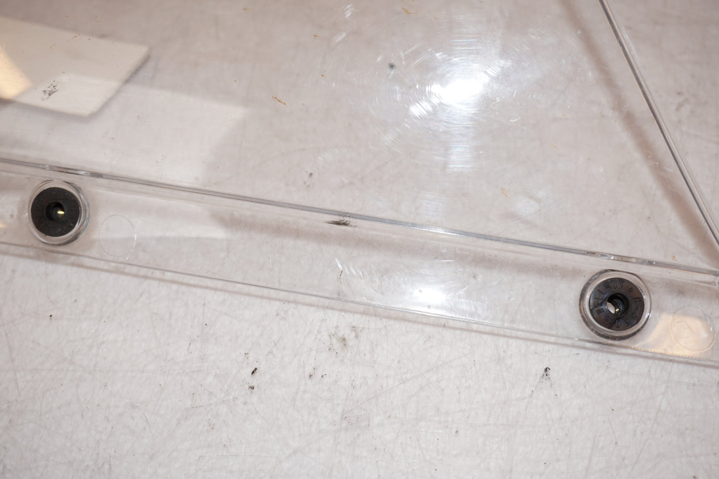 Extrabild2 på Vindruta från en Yamaha YZF-R 125 -2009 motorcykel.