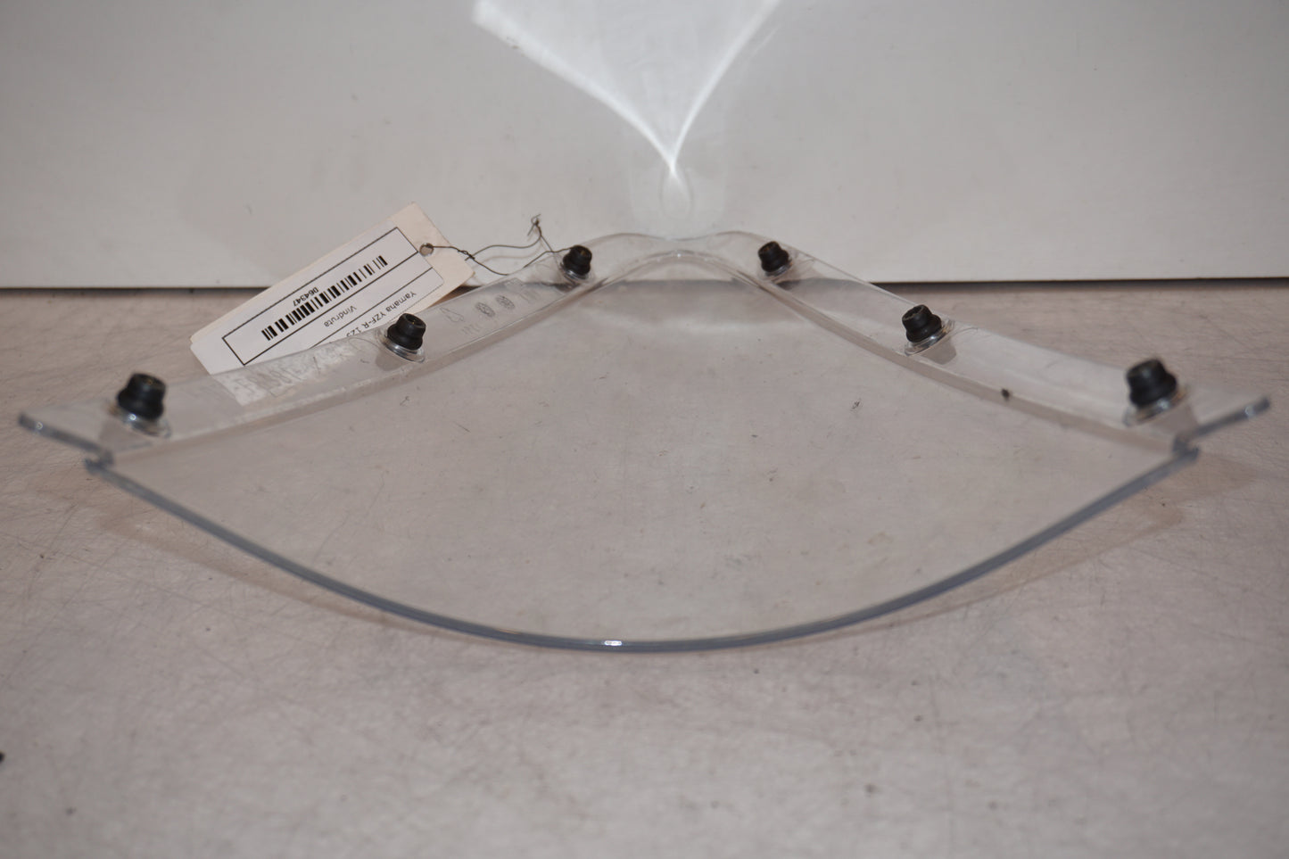 Extrabild4 på Vindruta från en Yamaha YZF-R 125 -2009 motorcykel.