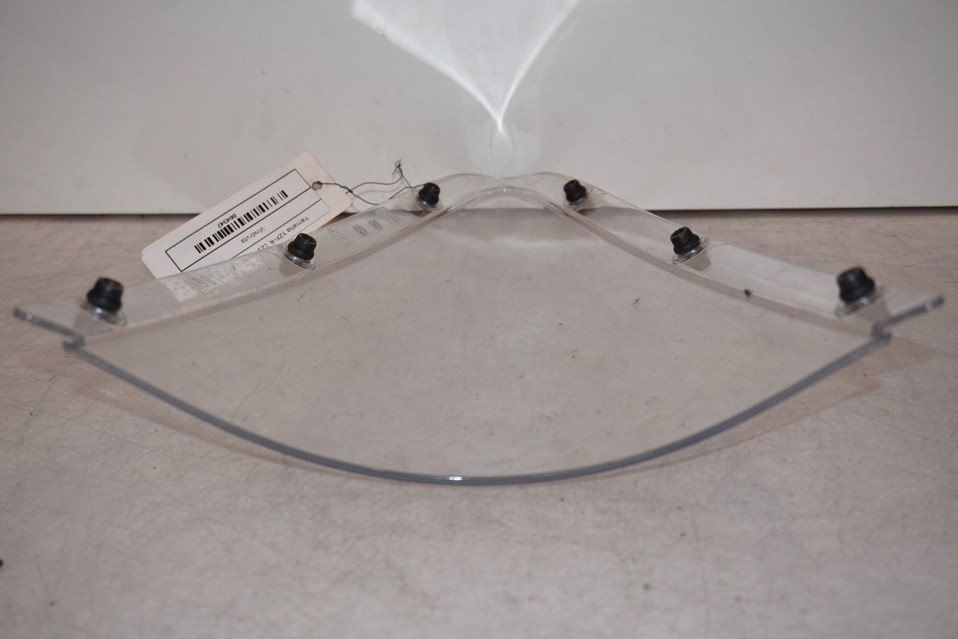 Extrabild4 på Vindruta från en Yamaha YZF-R 125 -2009 motorcykel.