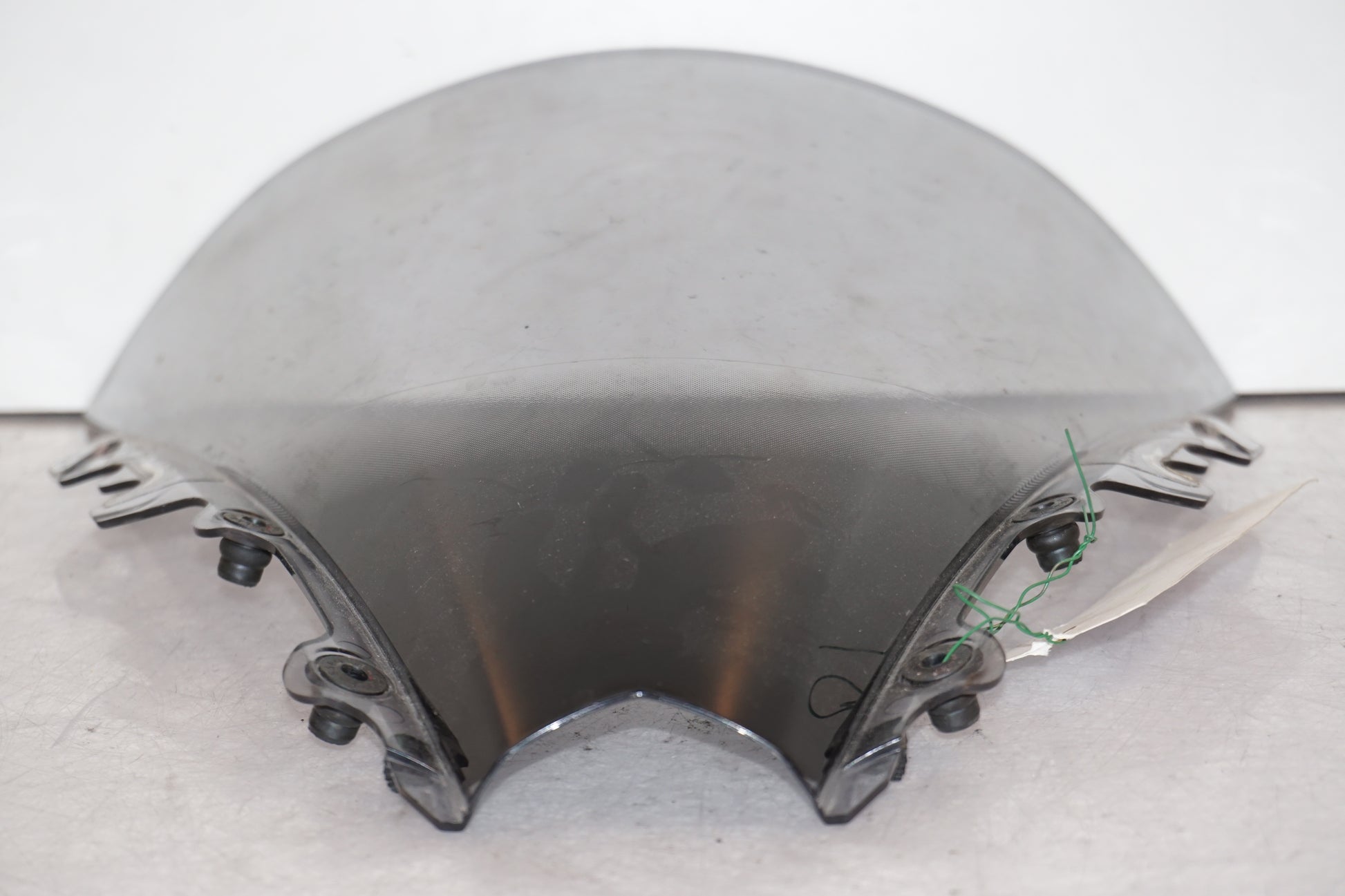 Baksidan på Vindruta från en Yamaha YZF R6 -2007 motorcykel.