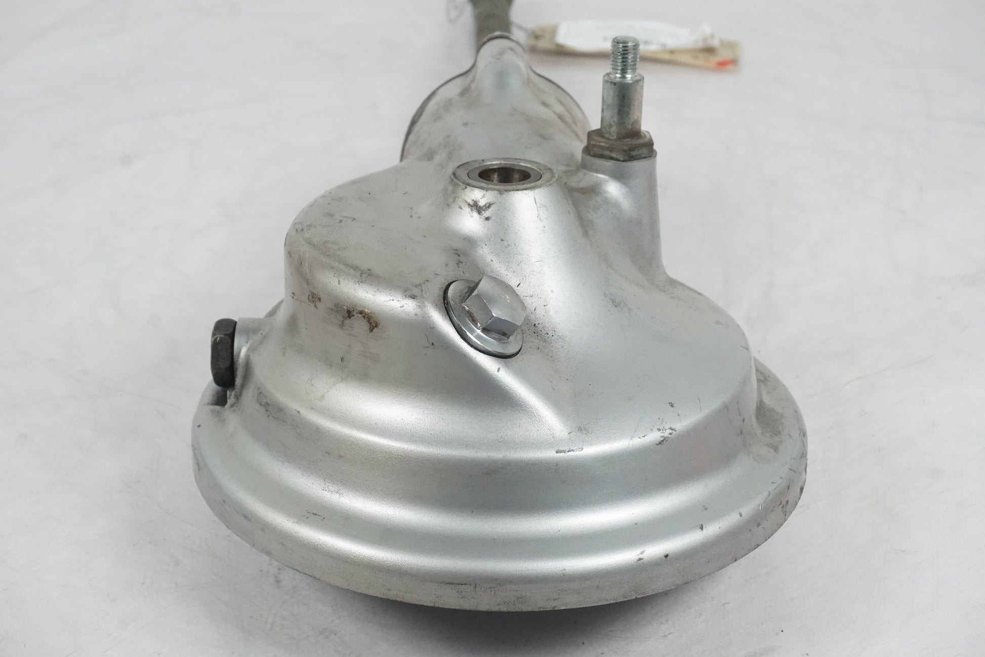 Snett nerifrån på Slutväxel från en Suzuki VS 800 -1996 motorcykel.