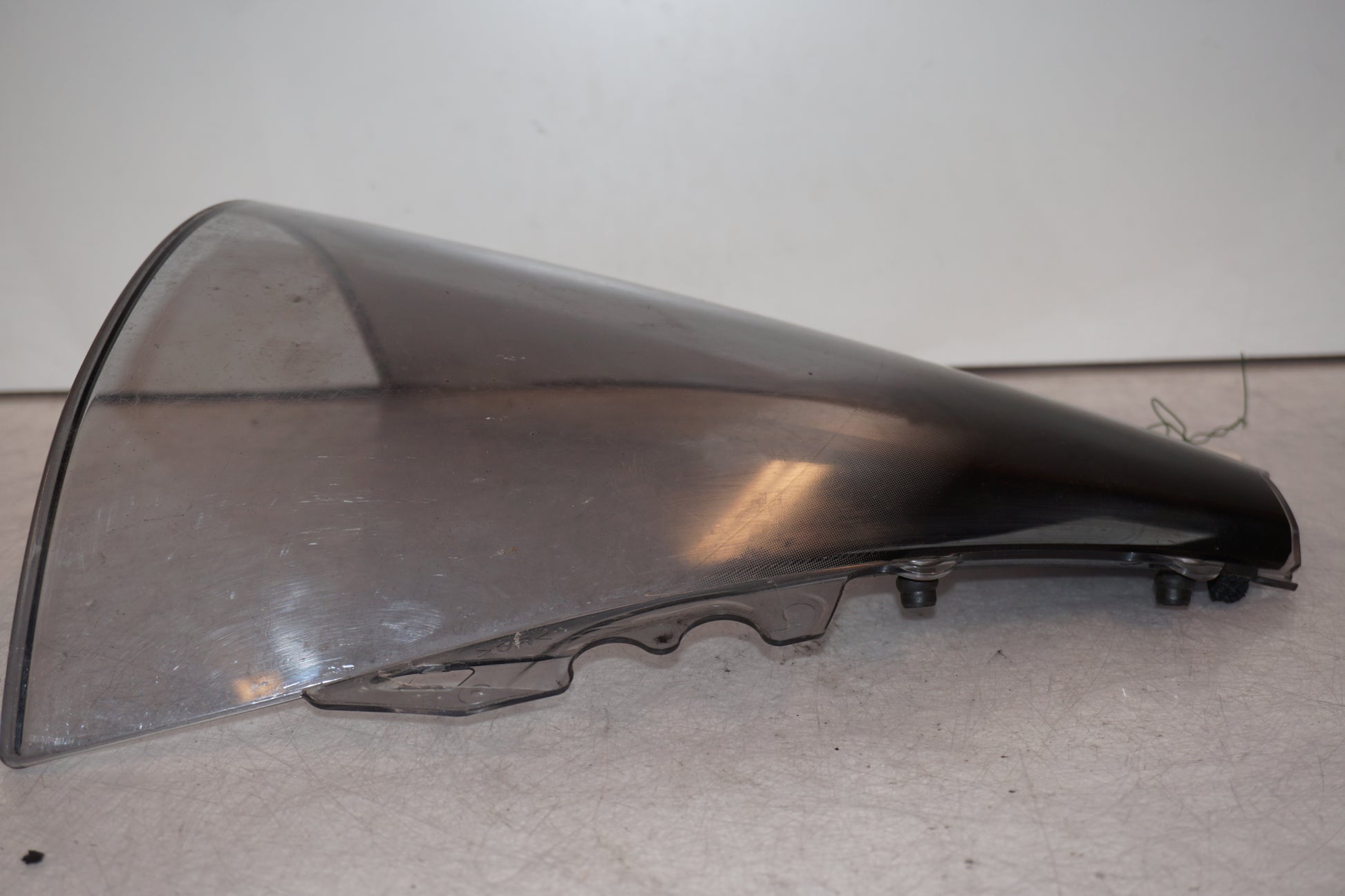 Vänster sida på Vindruta från en Yamaha YZF R6 -2007 motorcykel.