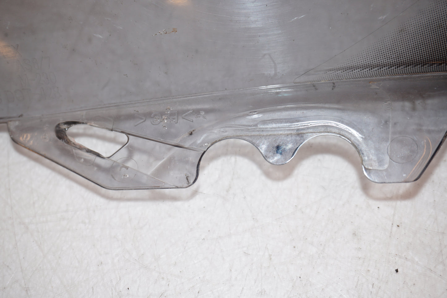 Snett uppifrån på Vindruta från en Yamaha YZF R6 -2007 motorcykel.