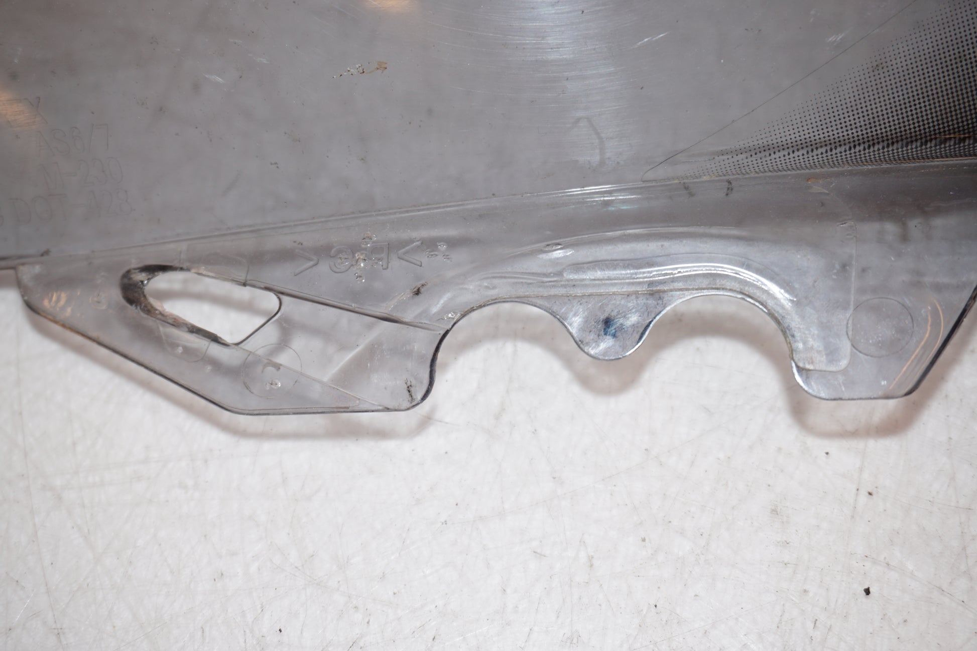 Snett uppifrån på Vindruta från en Yamaha YZF R6 -2007 motorcykel.