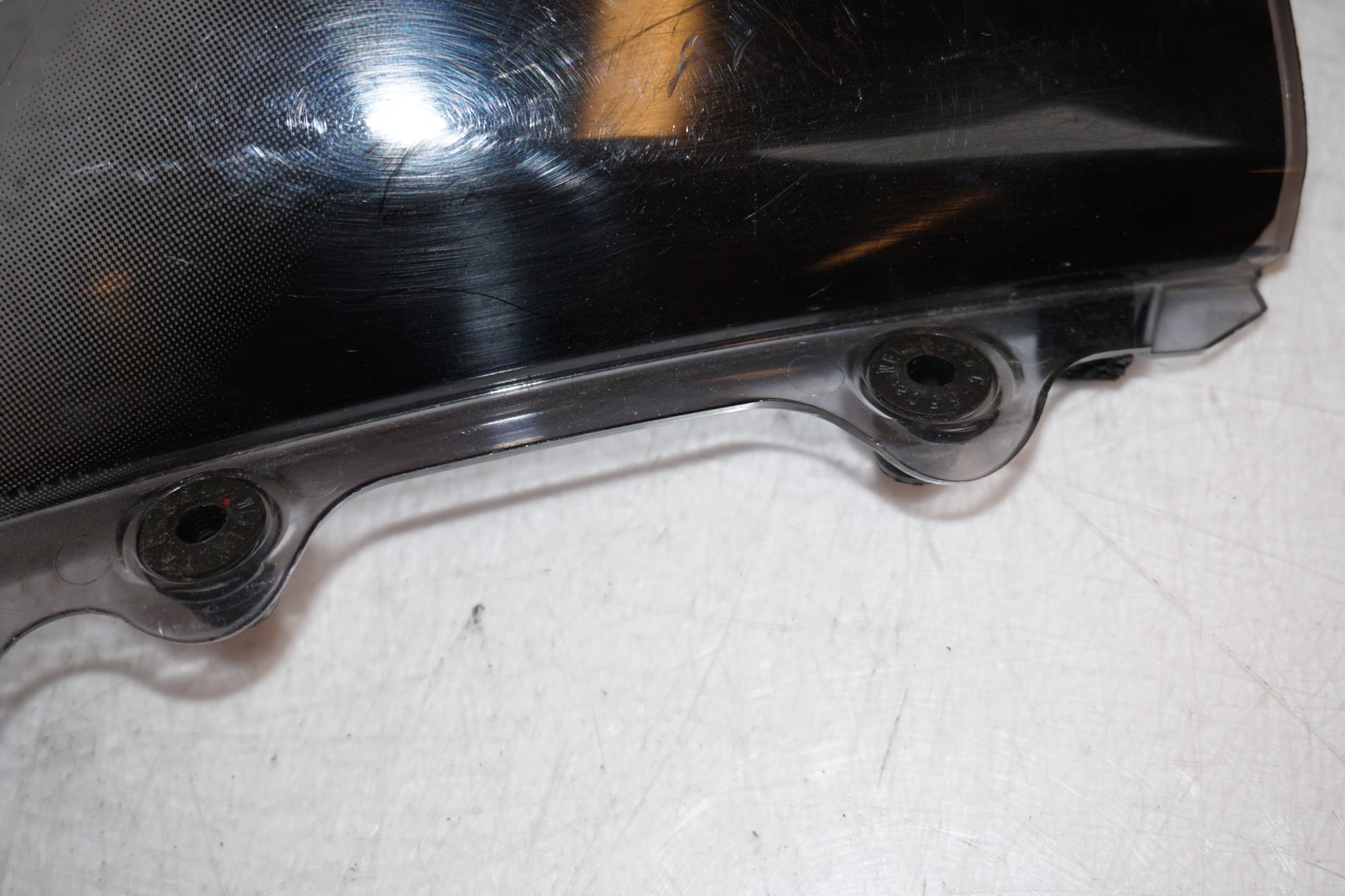 Snett nerifrån på Vindruta från en Yamaha YZF R6 -2007 motorcykel.