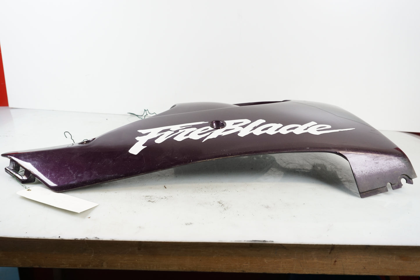 Baksidan på Magkåpa från en Honda CBR 900 RR -1997 motorcykel.