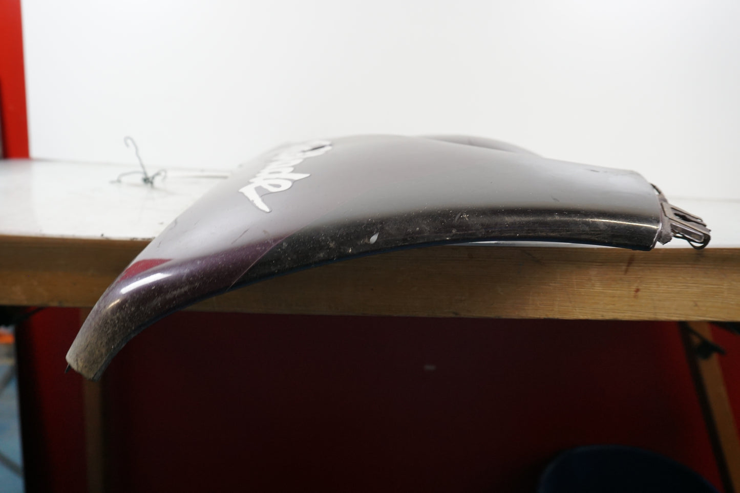 Höger sida på Magkåpa från en Honda CBR 900 RR -1997 motorcykel.