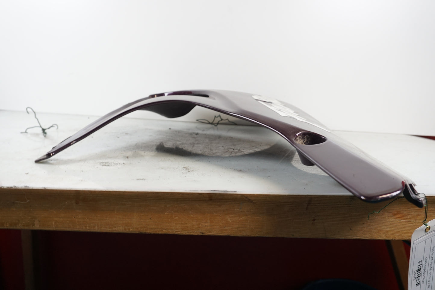 Snett nerifrån på Magkåpa från en Honda CBR 900 RR -1997 motorcykel.