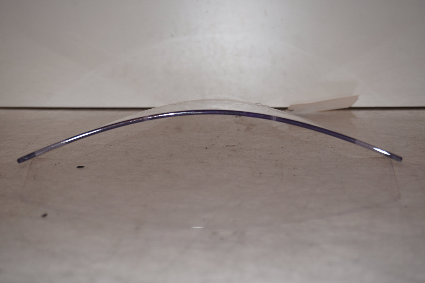 Vänster sida på Vindruta från en Yamaha MT-07 Tracer -2016 motorcykel.