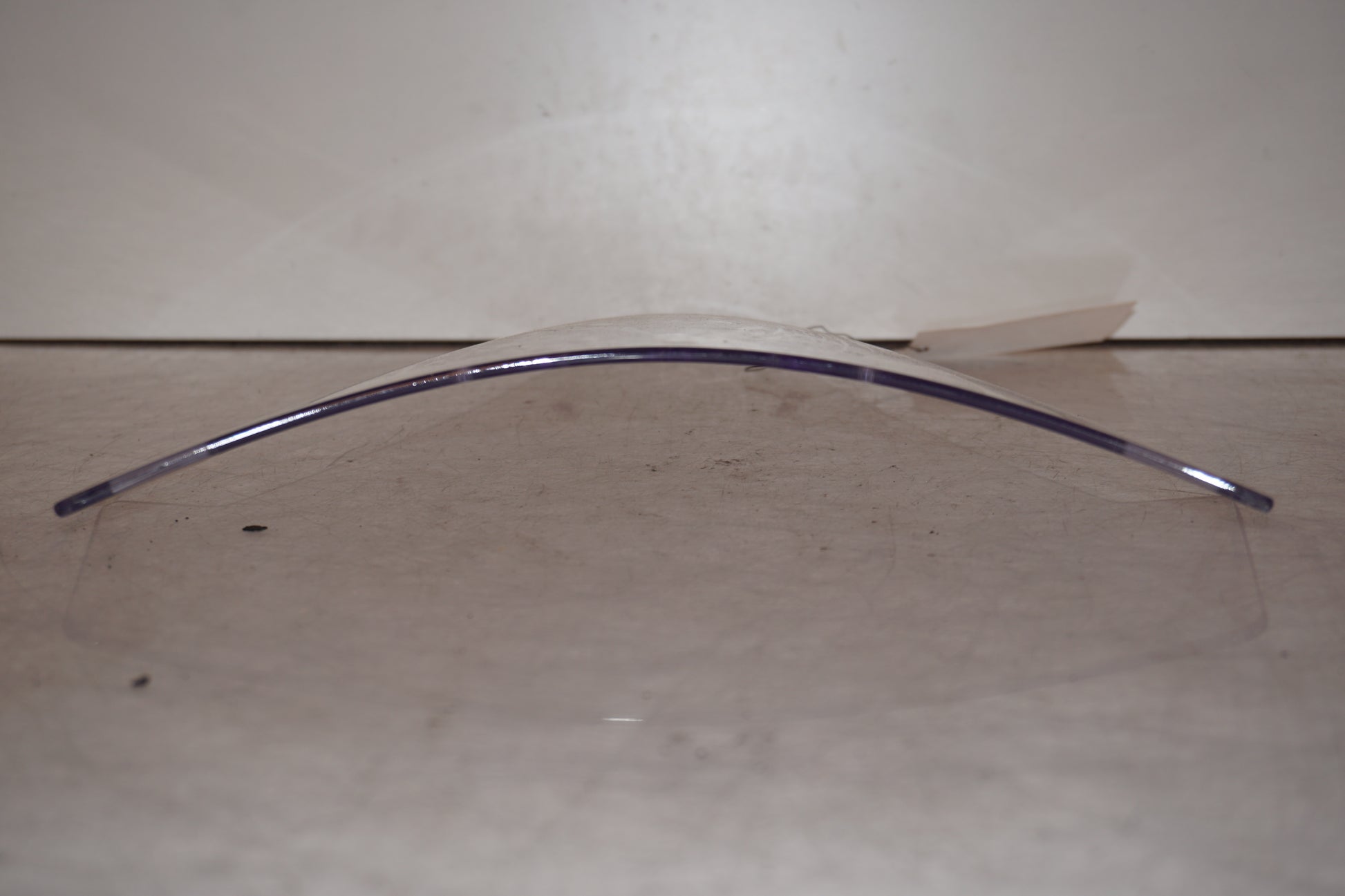 Vänster sida på Vindruta från en Yamaha MT-07 Tracer -2016 motorcykel.