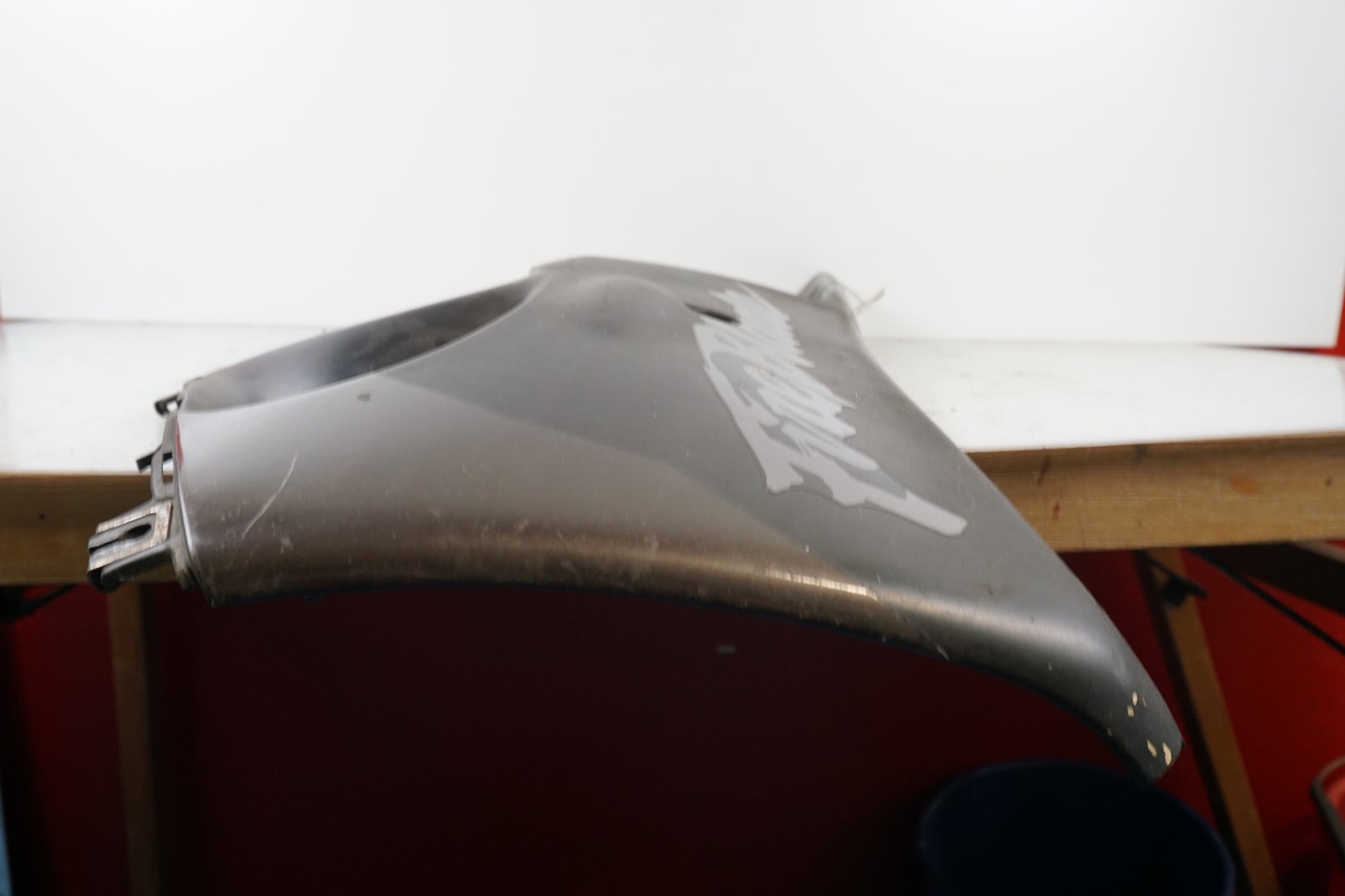 Snett uppifrån på Magkåpa från en Honda CBR 900 RR -1996 motorcykel.