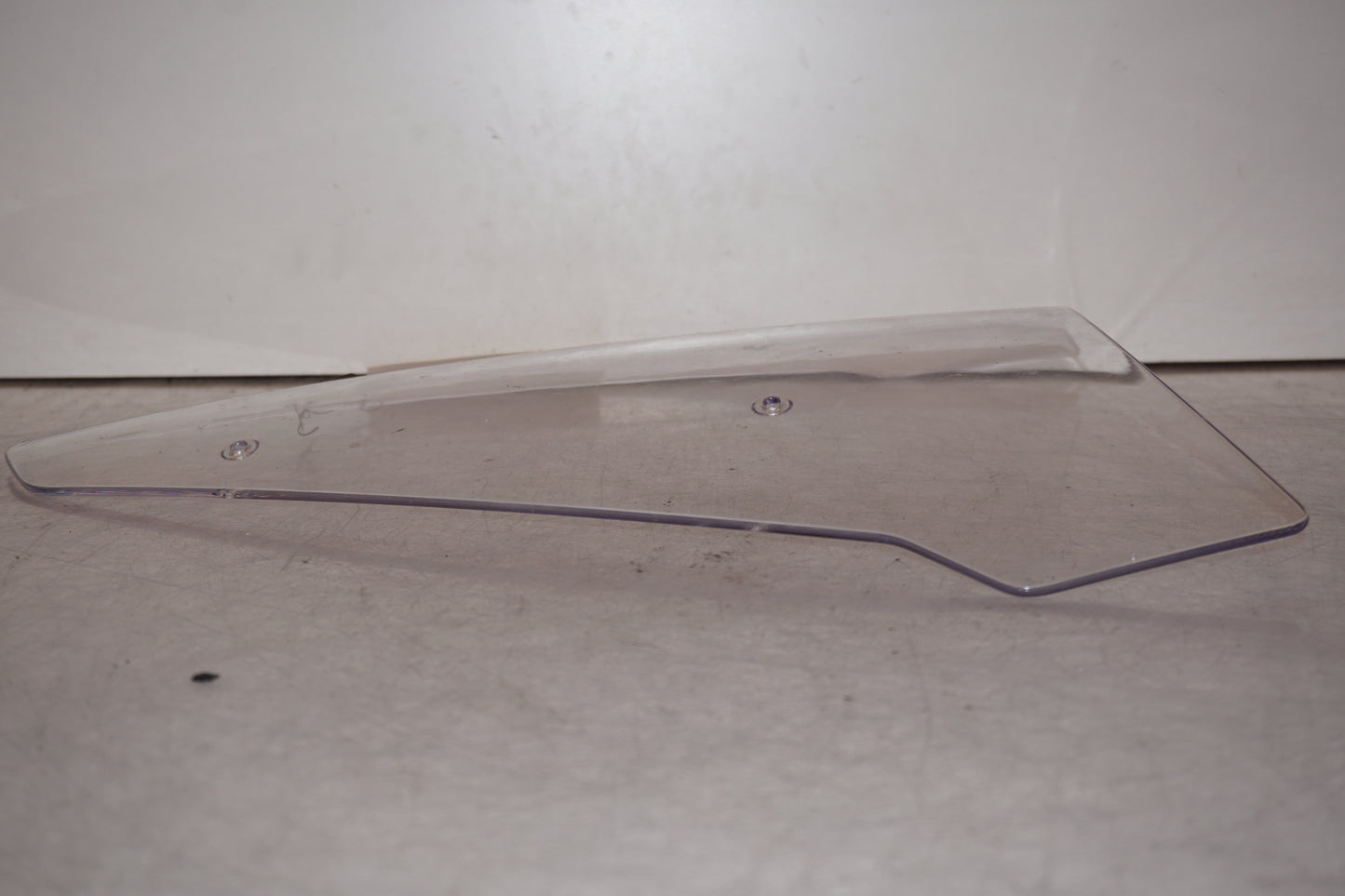 Snett uppifrån på Vindruta från en Yamaha MT-07 Tracer -2016 motorcykel.