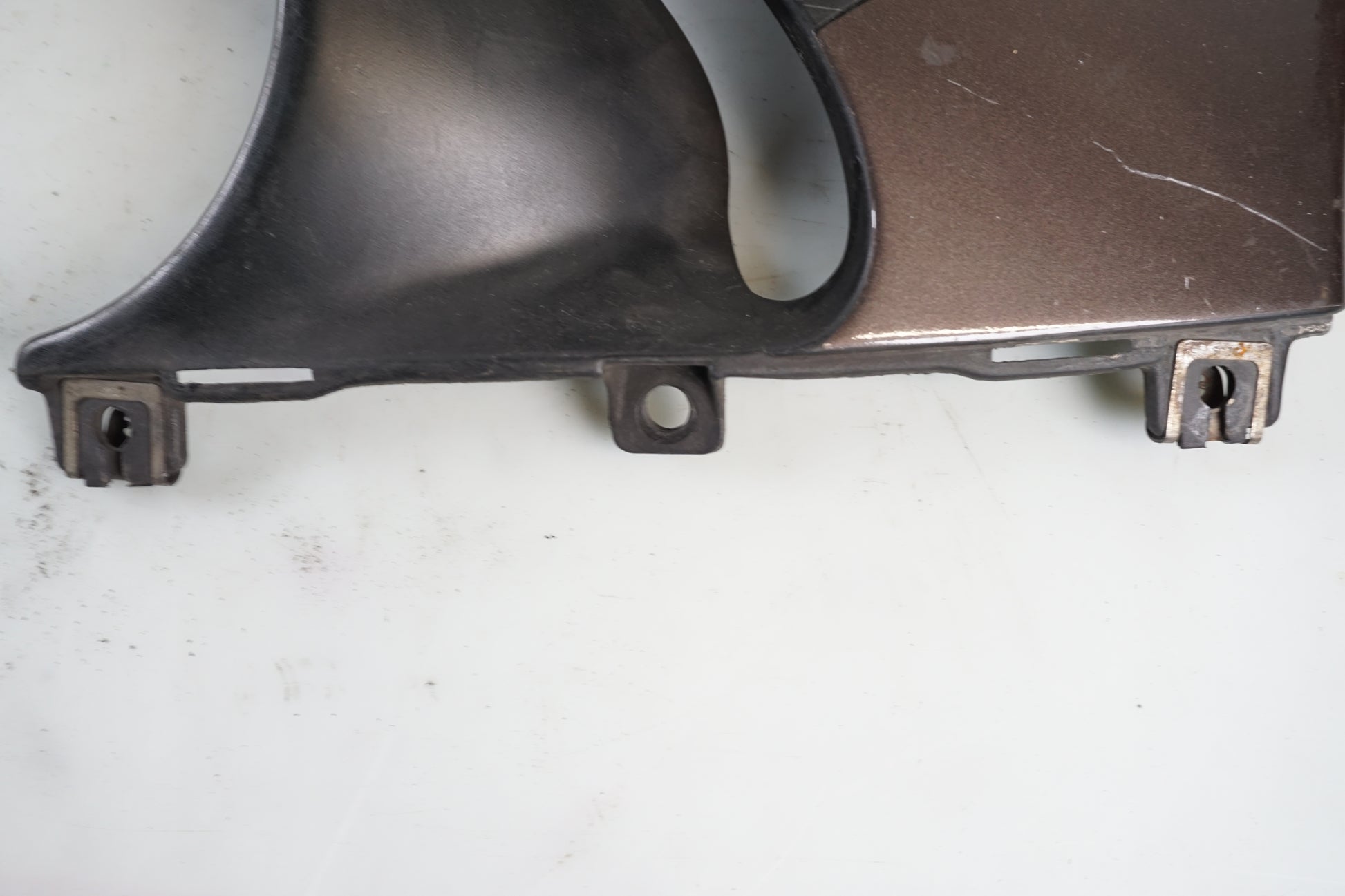 Snett nerifrån på Magkåpa från en Honda CBR 900 RR -1996 motorcykel.