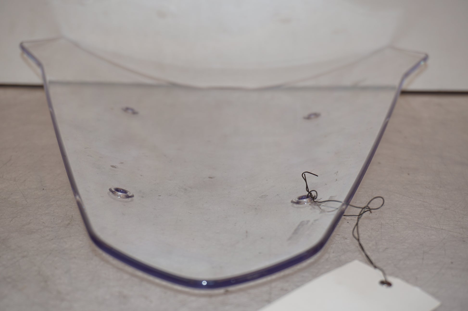 Snett nerifrån på Vindruta från en Yamaha MT-07 Tracer -2016 motorcykel.