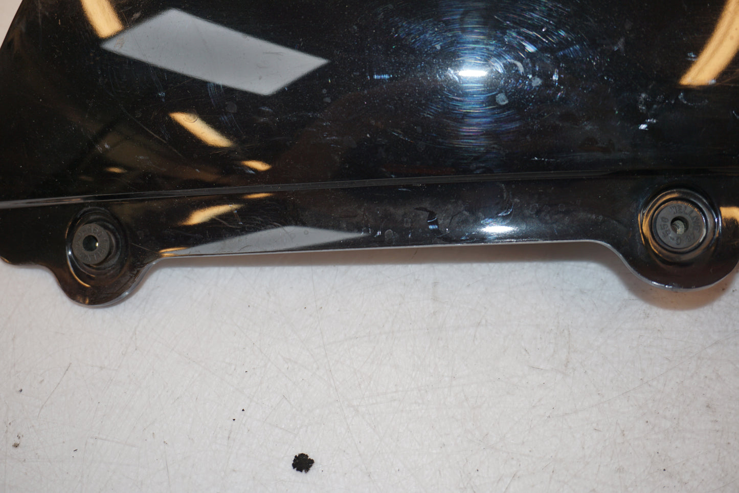 Snett uppifrån på Vindruta från en Yamaha YZF 1000 R1 -2005 motorcykel.