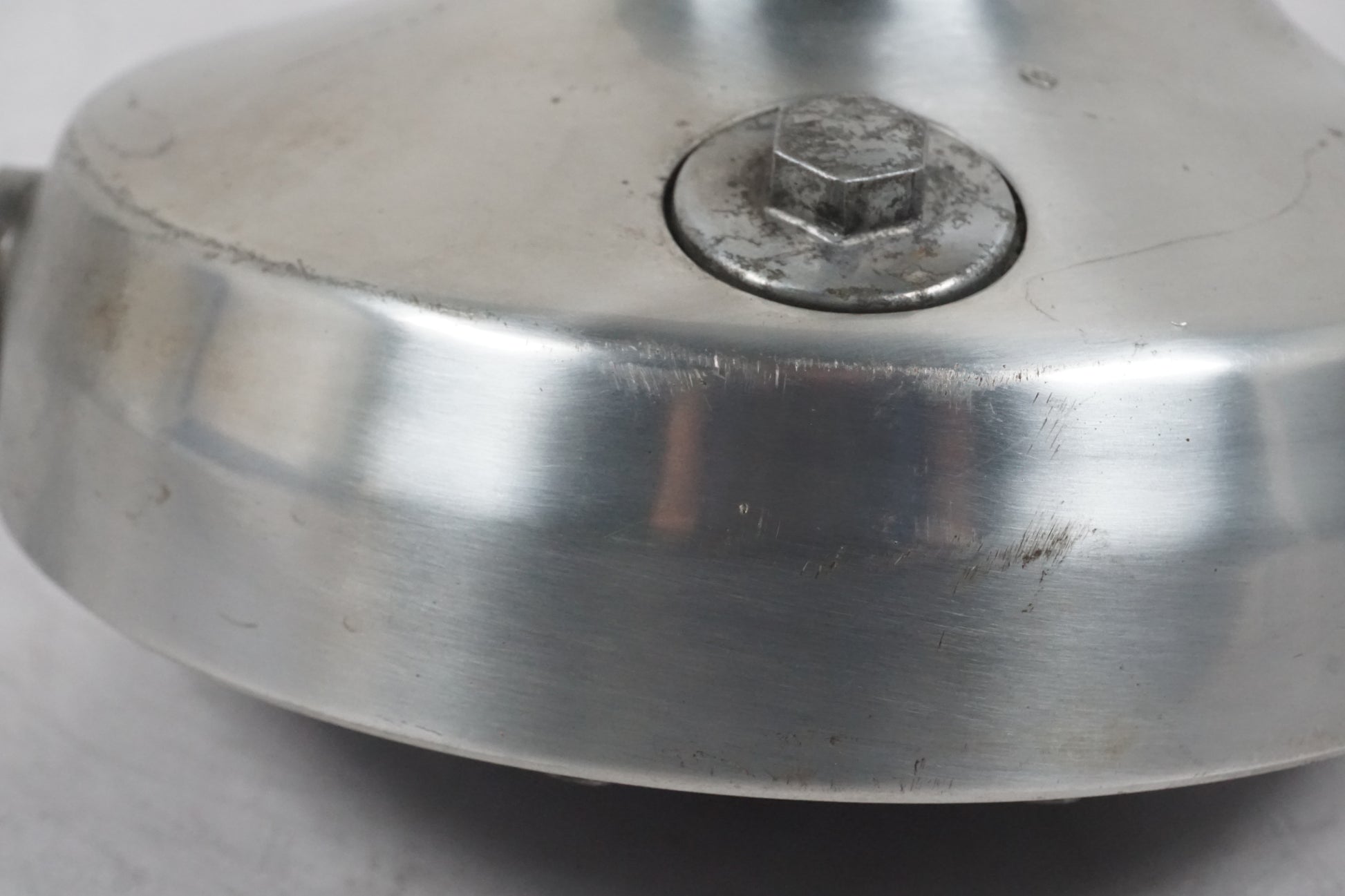 Snett nerifrån på Slutväxel från en Suzuki VS 1400 -1998 motorcykel.