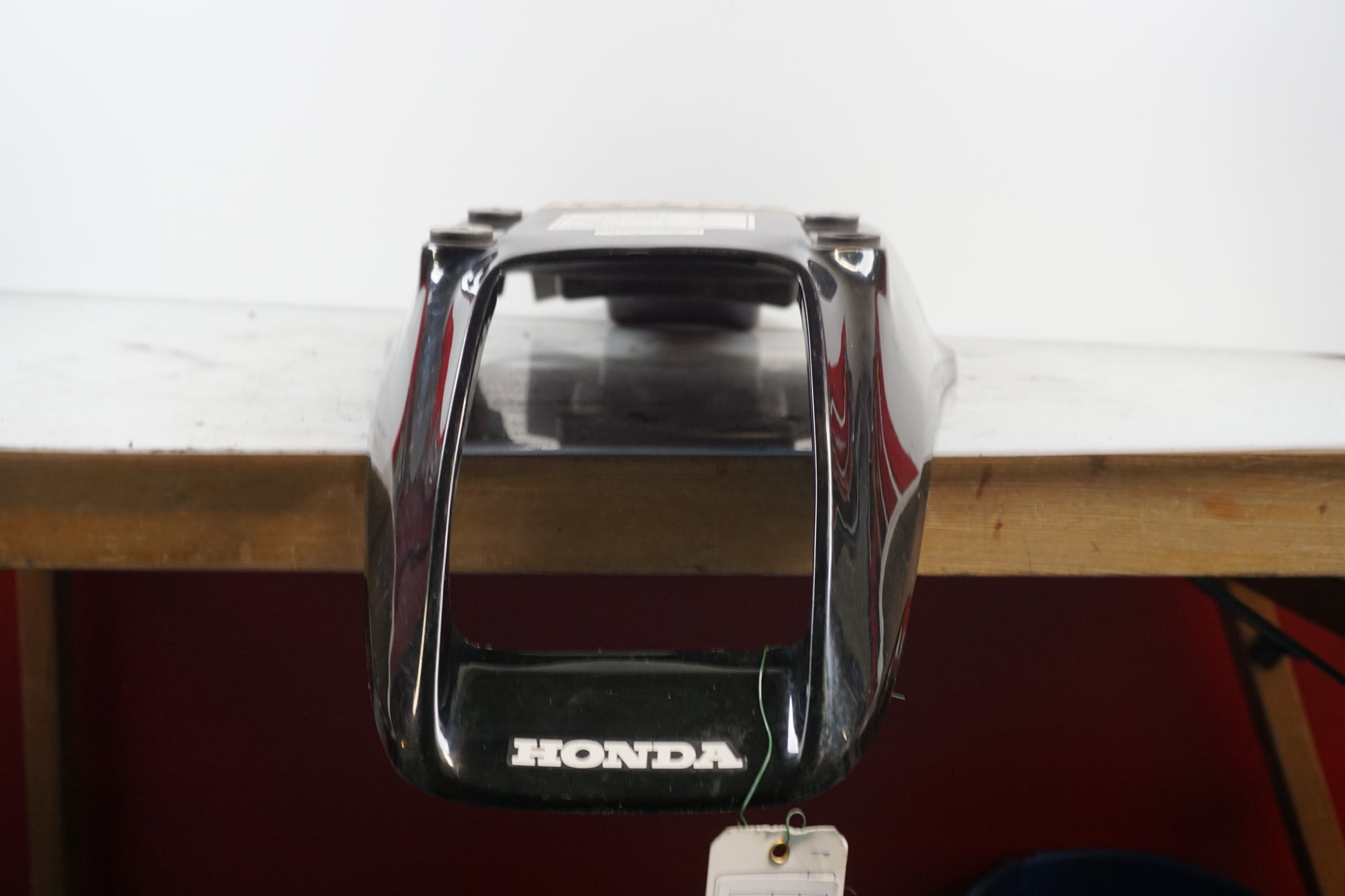 Baksidan på Bakvinge från en Honda NX 650 -2000 motorcykel.