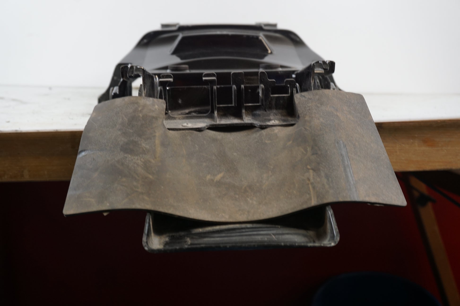 Vänster sida på Bakvinge från en Honda NX 650 -2000 motorcykel.