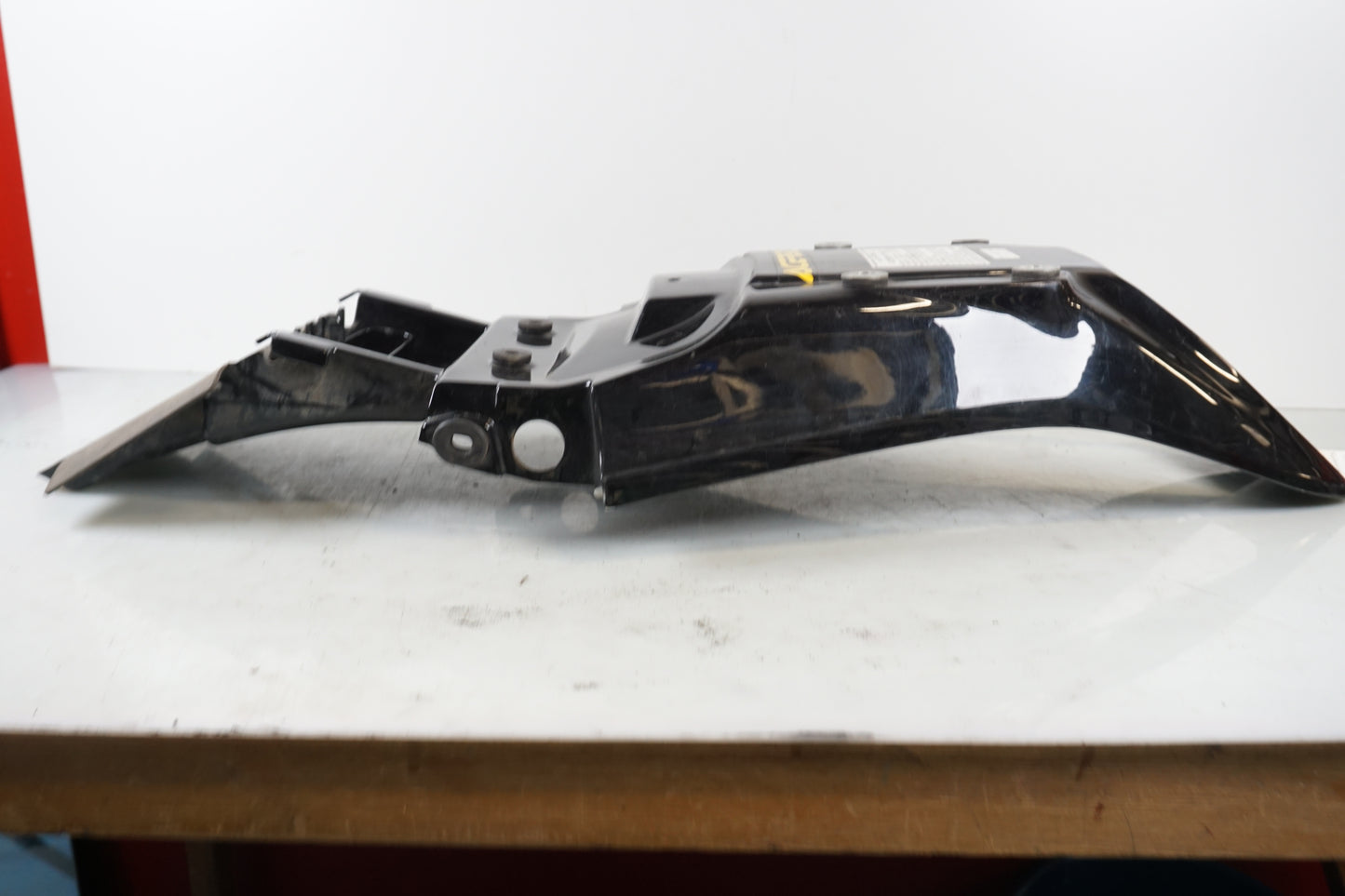 Snett uppifrån på Bakvinge från en Honda NX 650 -2000 motorcykel.