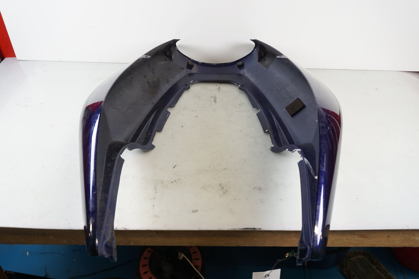 Snett uppifrån på Bakvinge från en Honda VTR 1000 F -2001 motorcykel.