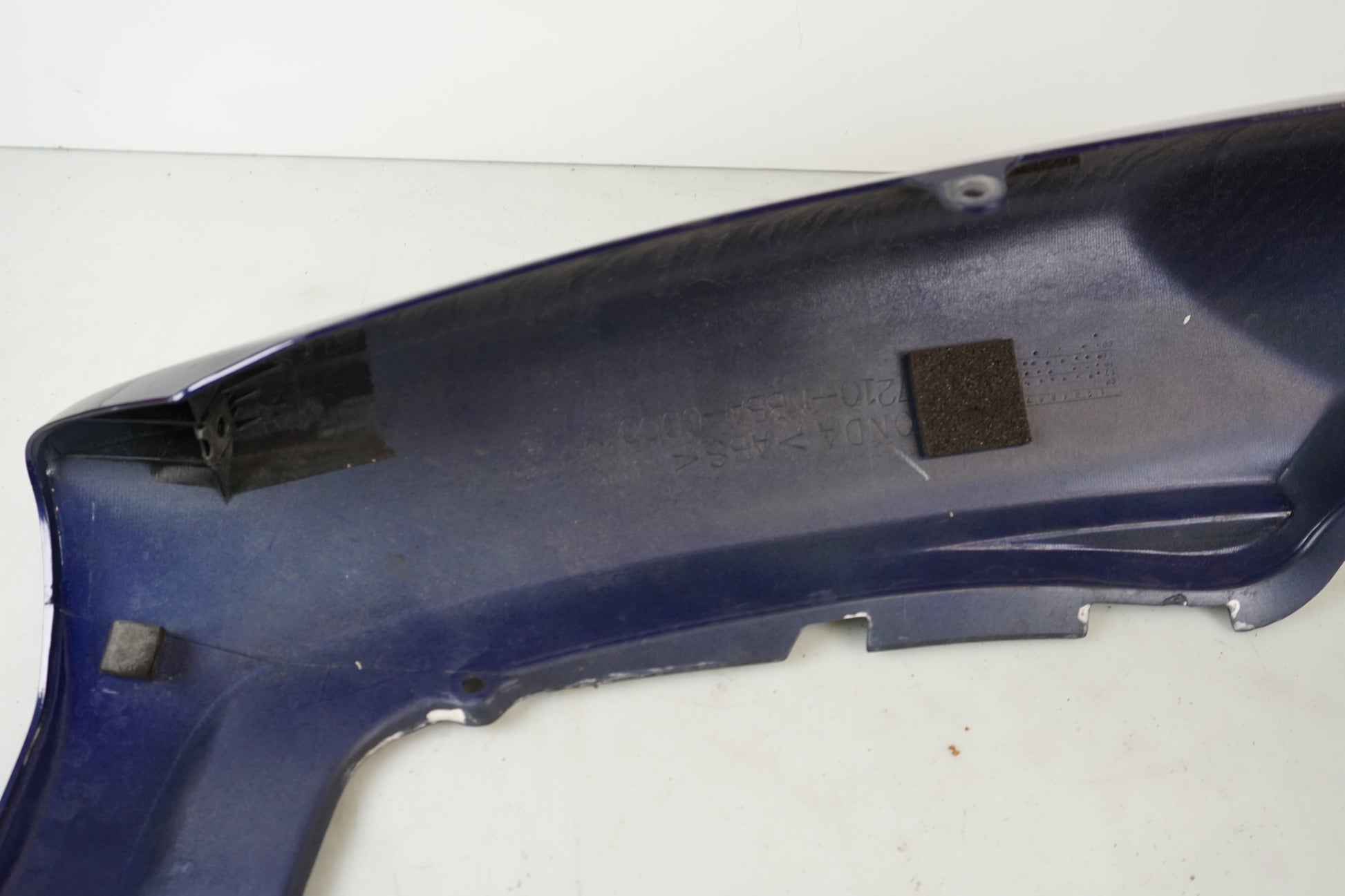 Snett nerifrån på Bakvinge från en Honda VTR 1000 F -2001 motorcykel.