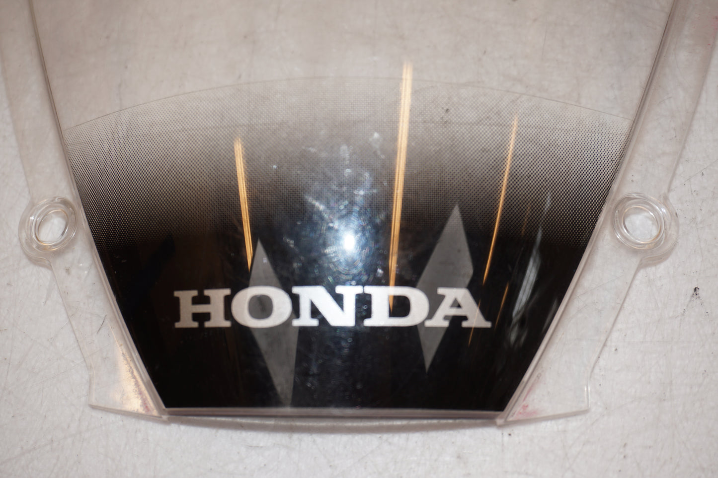 Baksidan på Vindruta från en Honda CBR 600 RR -2004 motorcykel.