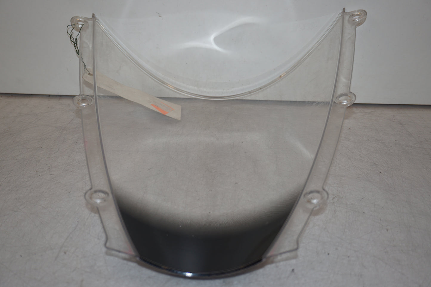 Snett nerifrån på Vindruta från en Honda CBR 600 RR -2004 motorcykel.