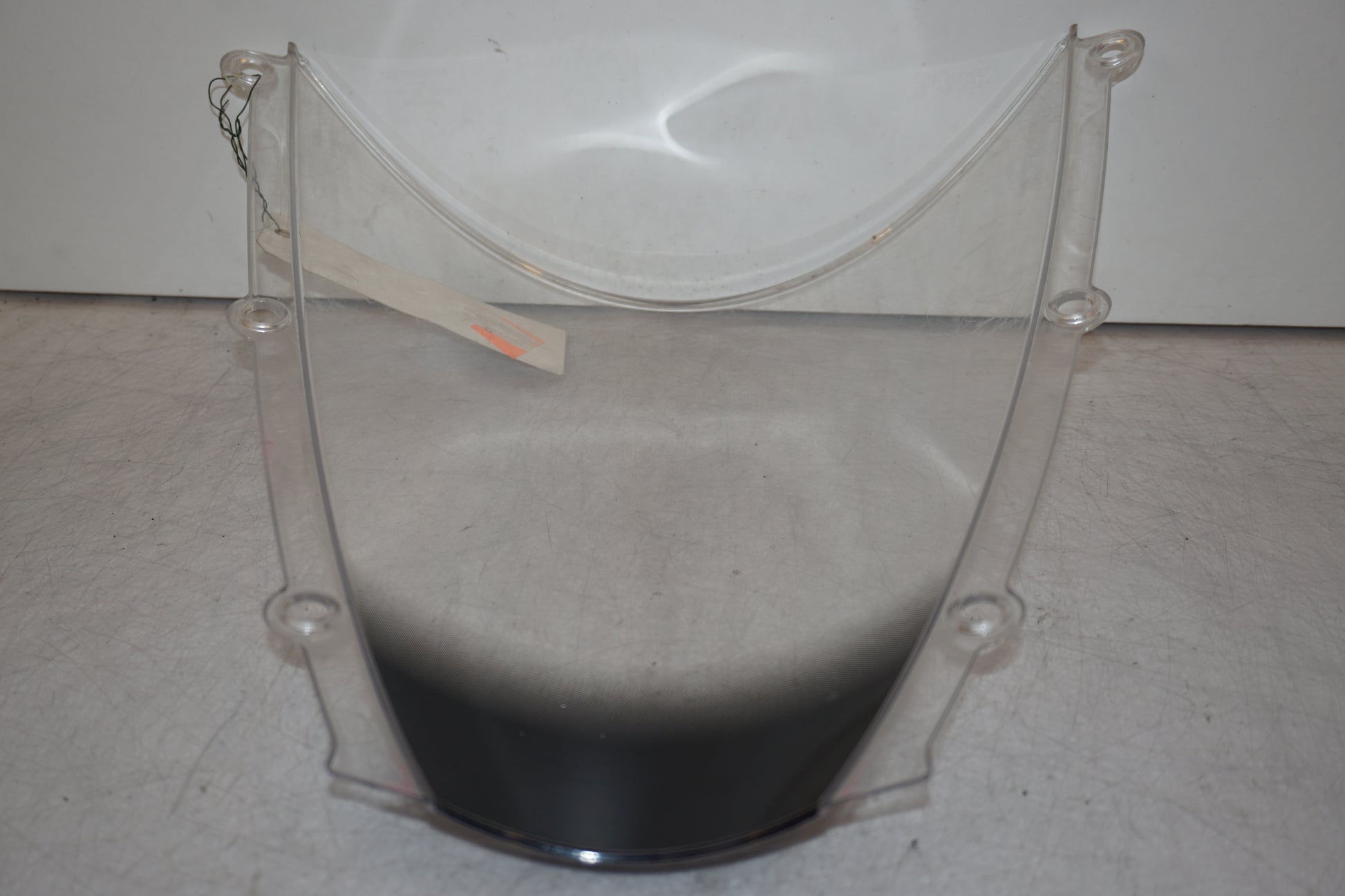 Snett nerifrån på Vindruta från en Honda CBR 600 RR -2004 motorcykel.