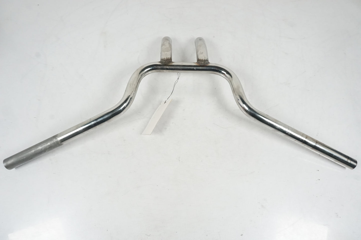 Snett uppifrån på Styre från en H-D V-Rod 1130 -2002 motorcykel.