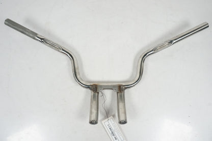 Snett nerifrån på Styre från en H-D V-Rod 1130 -2002 motorcykel.