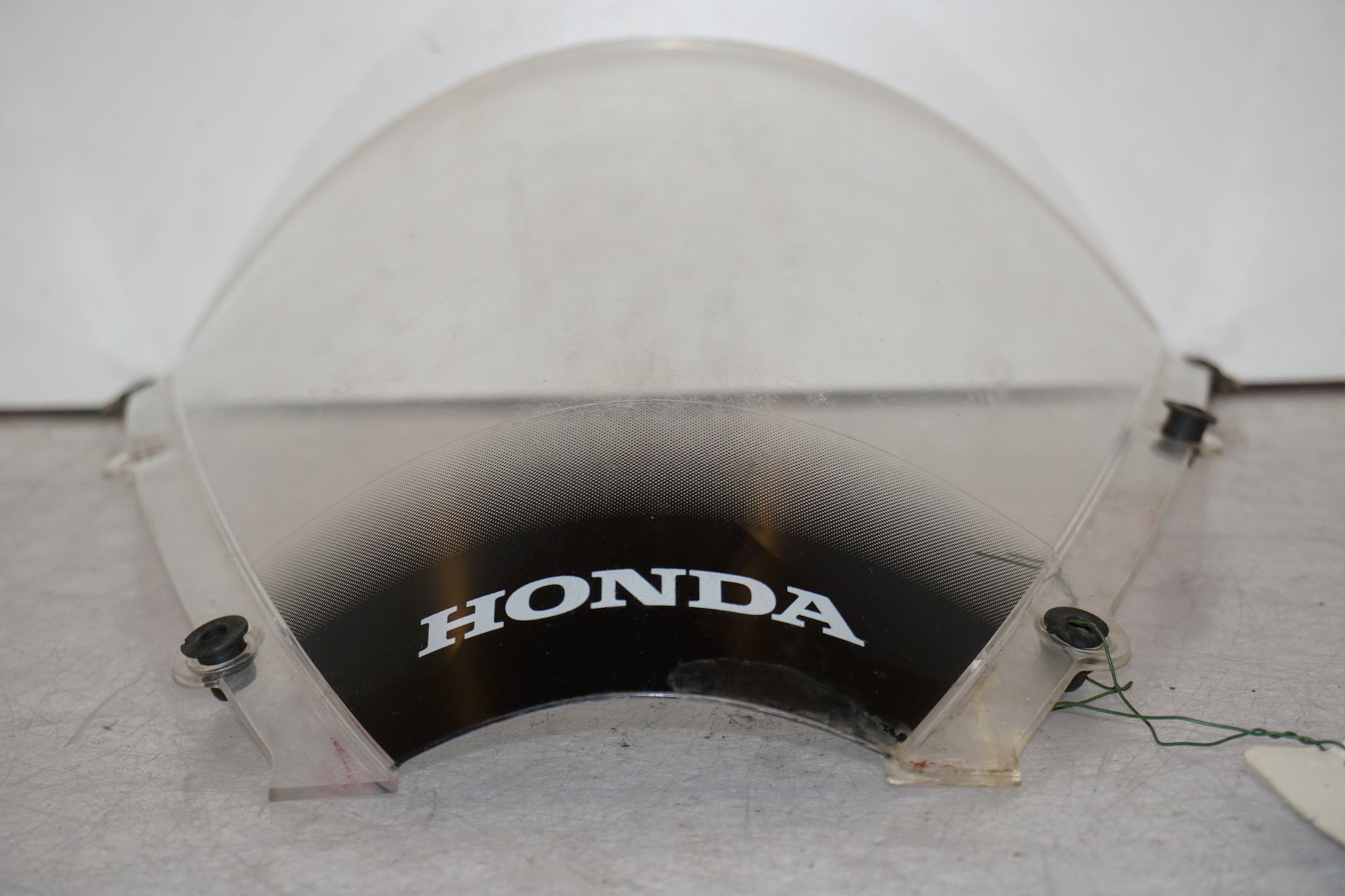 Baksidan på Vindruta från en Honda CBR 600 RR -2003 motorcykel.