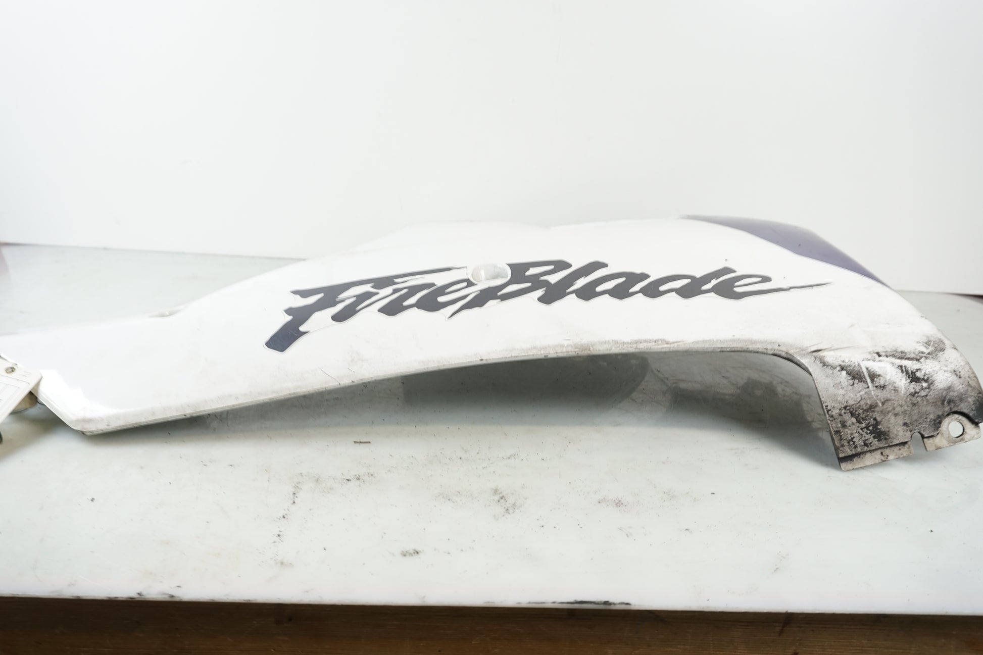 Baksidan på Magkåpa från en Honda CBR 900 RR -1996 motorcykel.