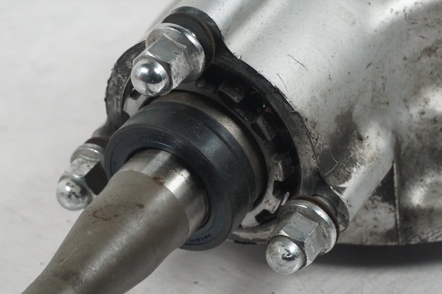 Snett nerifrån på Slutväxel från en Suzuki VS 800 -1994 motorcykel.