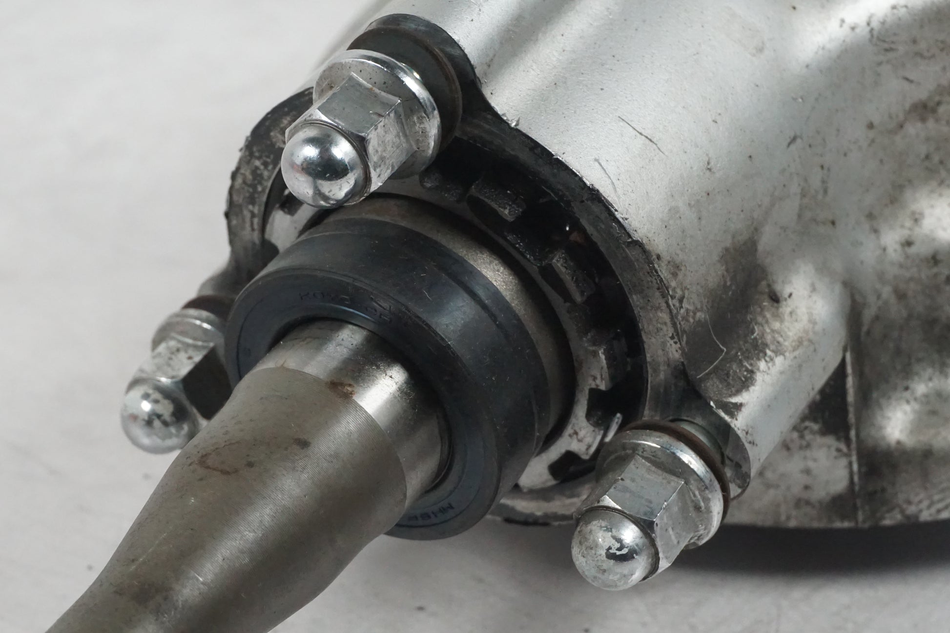 Snett nerifrån på Slutväxel från en Suzuki VS 800 -1994 motorcykel.