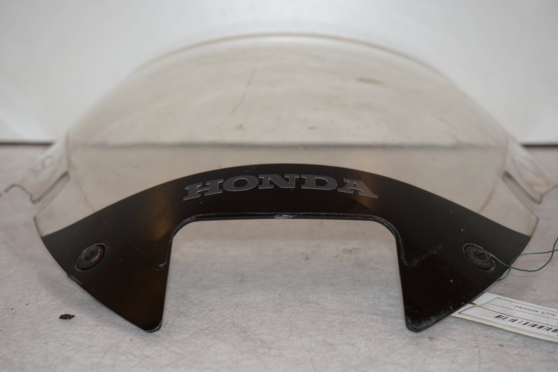 Baksidan på Vindruta från en Honda VTR 1000 F -1997 motorcykel.