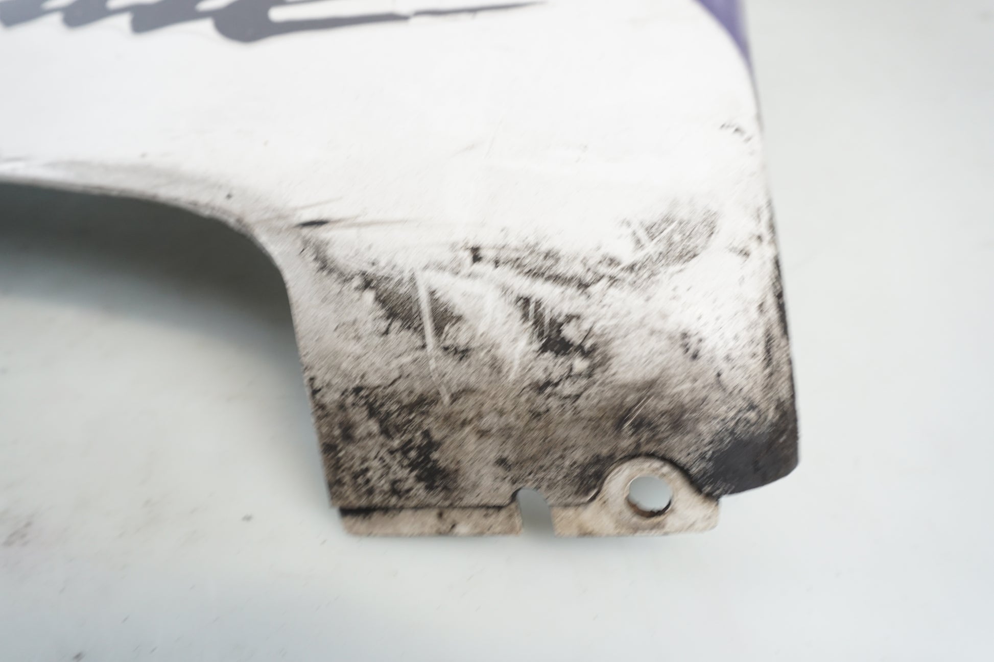 Snett nerifrån på Magkåpa från en Honda CBR 900 RR -1996 motorcykel.