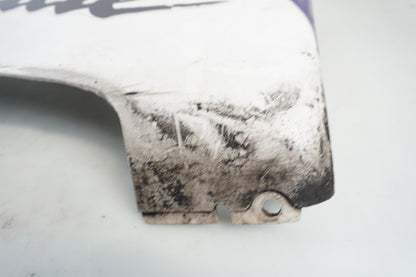 Snett nerifrån på Magkåpa från en Honda CBR 900 RR -1996 motorcykel.