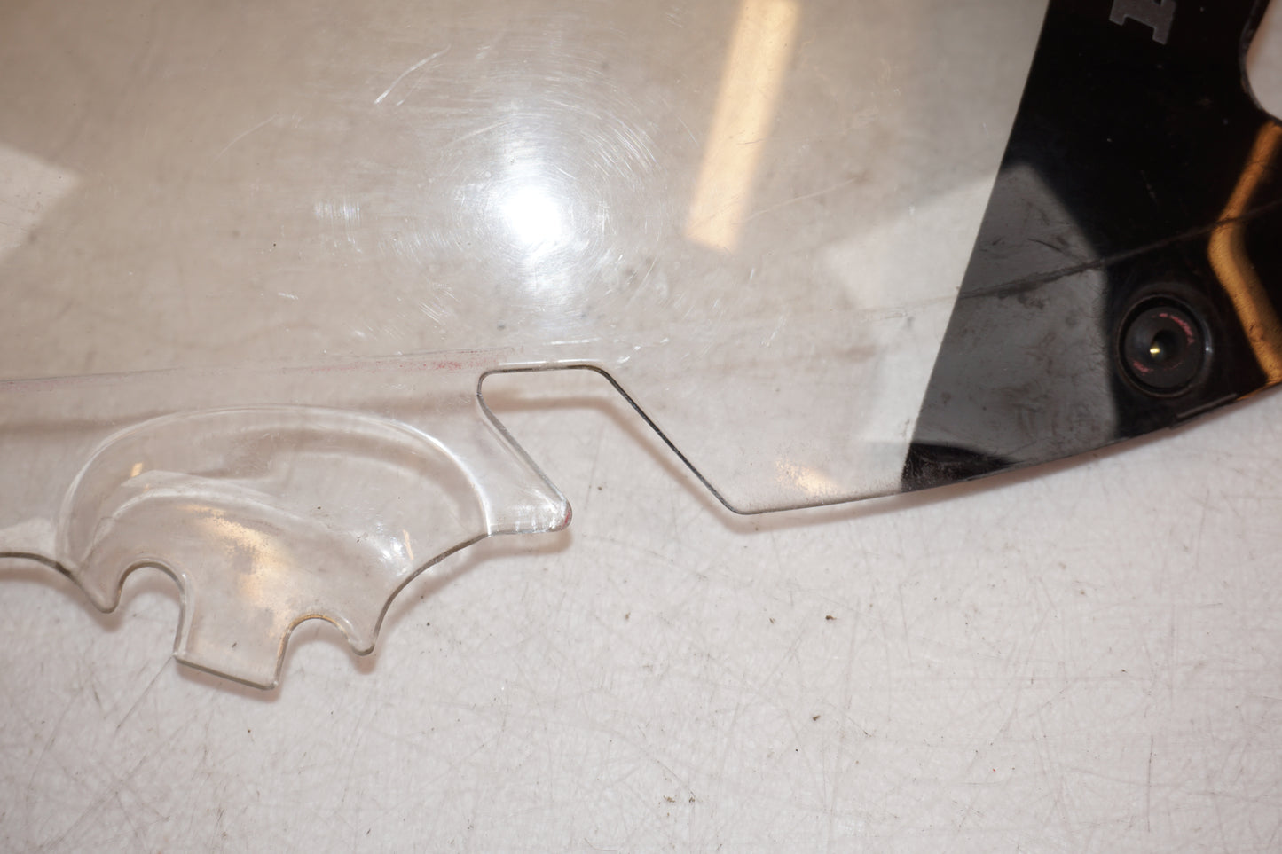 Snett uppifrån på Vindruta från en Honda VTR 1000 F -1997 motorcykel.