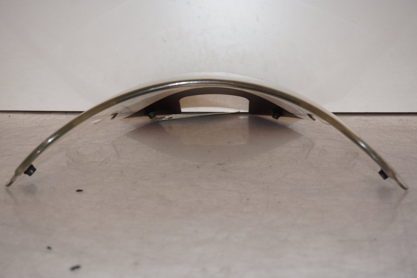 Snett nerifrån på Vindruta från en Honda VTR 1000 F -1997 motorcykel.