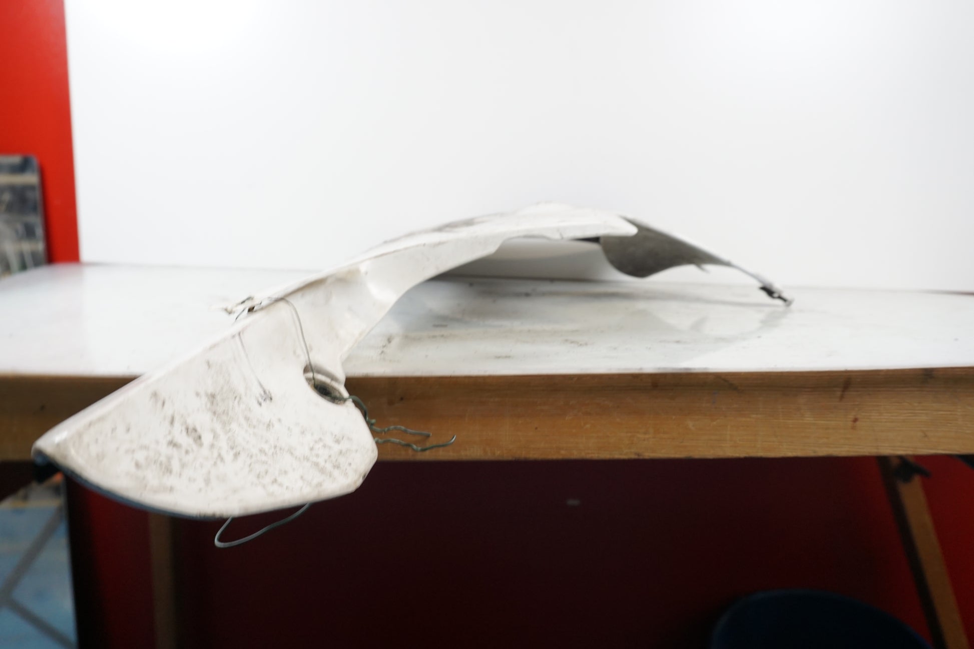 Vänster sida på Magkåpa från en Honda CBR 900 RR -1996 motorcykel.