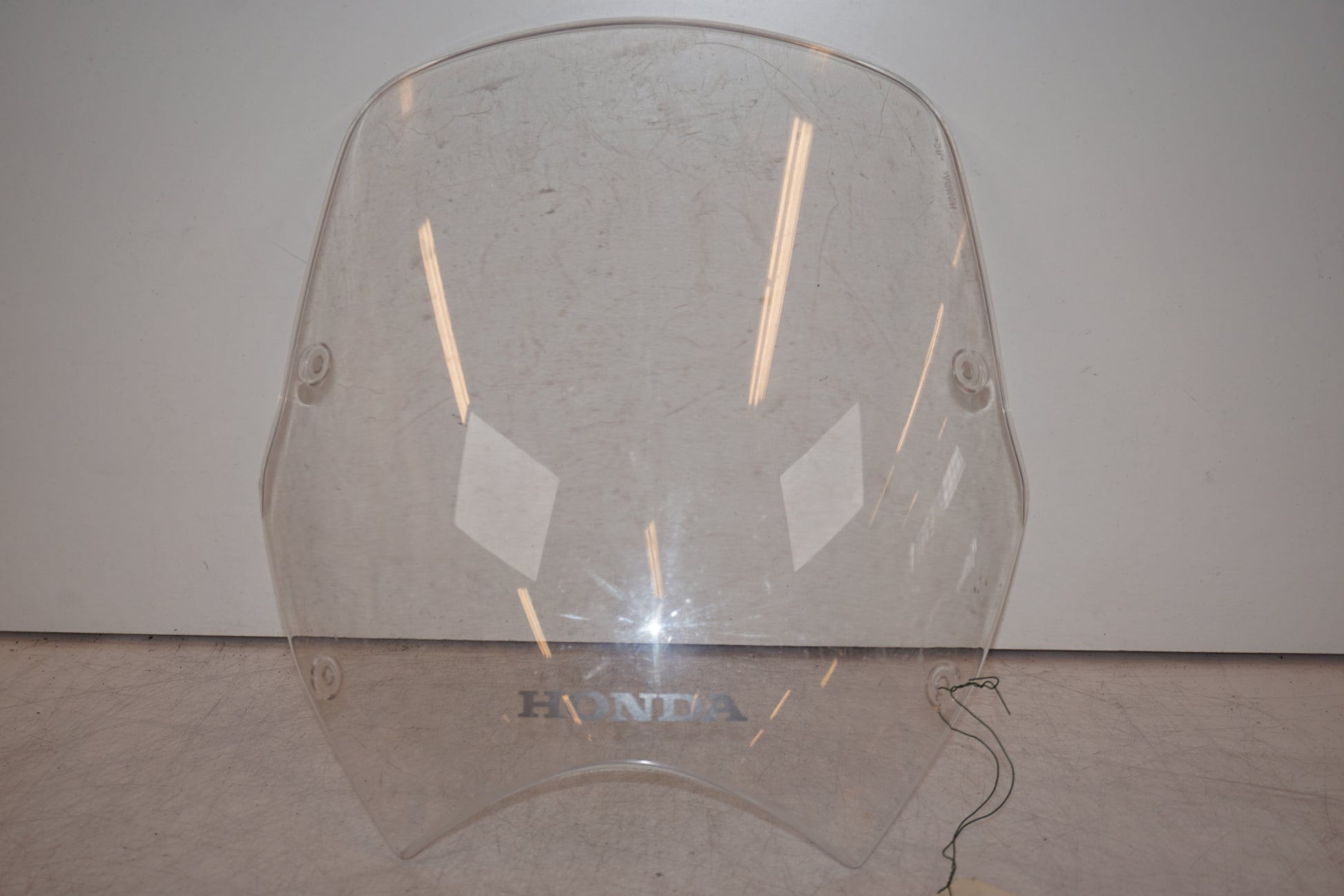 Framsidan på Vindruta från en Honda XL 700 -2008 motorcykel.