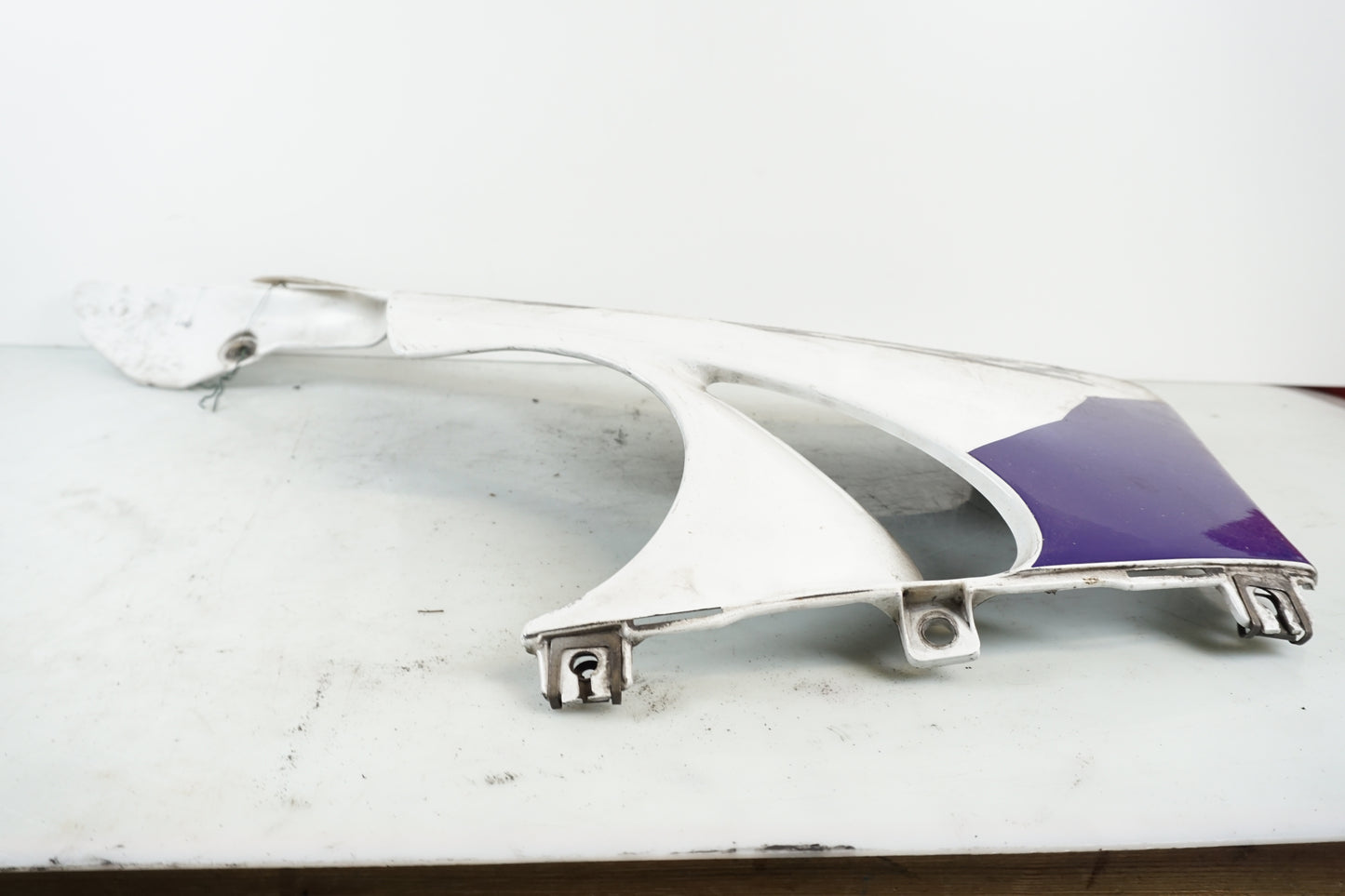 Snett nerifrån på Magkåpa från en Honda CBR 900 RR -1996 motorcykel.