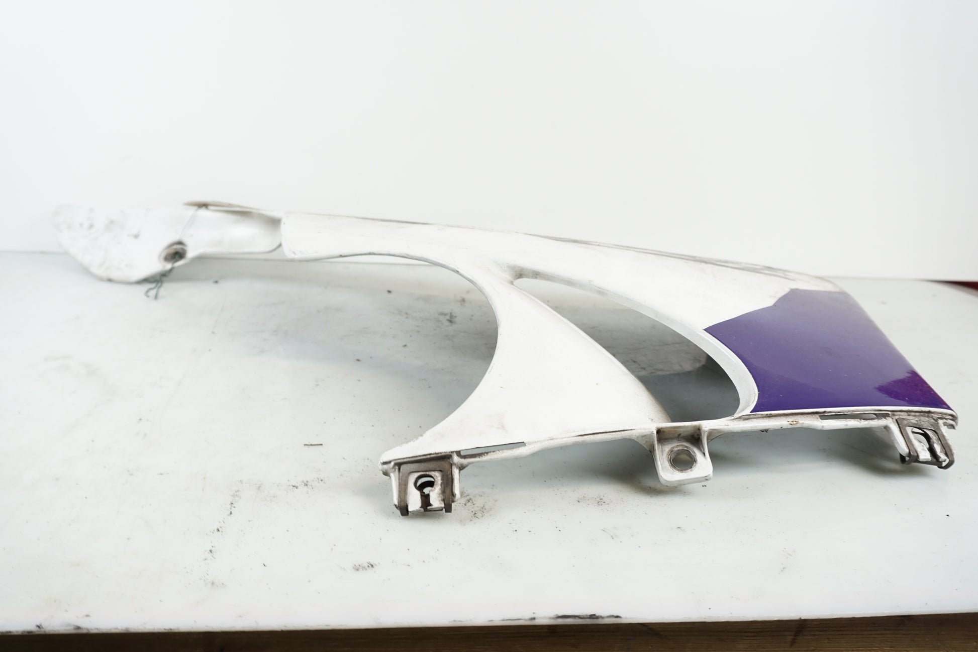 Snett nerifrån på Magkåpa från en Honda CBR 900 RR -1996 motorcykel.